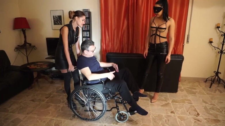 Lady Mesmeratrix Official: 車椅子の奴隷は彼のballbusting罰を取得します