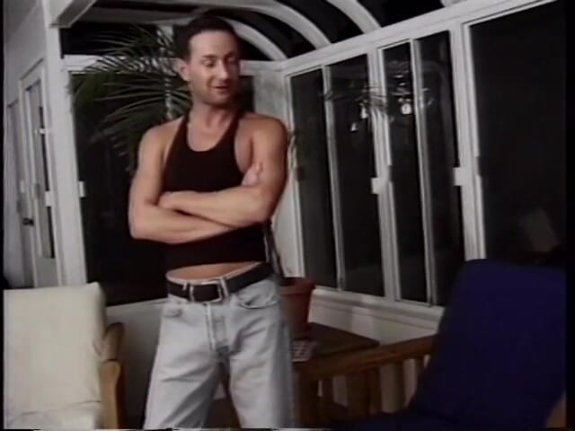Gays Case: Un tip s-a aplecat peste canapea și a luat pula în cur