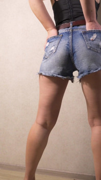 Amateur teen neckt ihren engen arsch in jeans-shorts