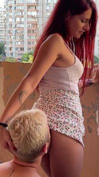 Werkman geeft likken aan dominante huisvrouw - rollenspel Anilingus femdom
