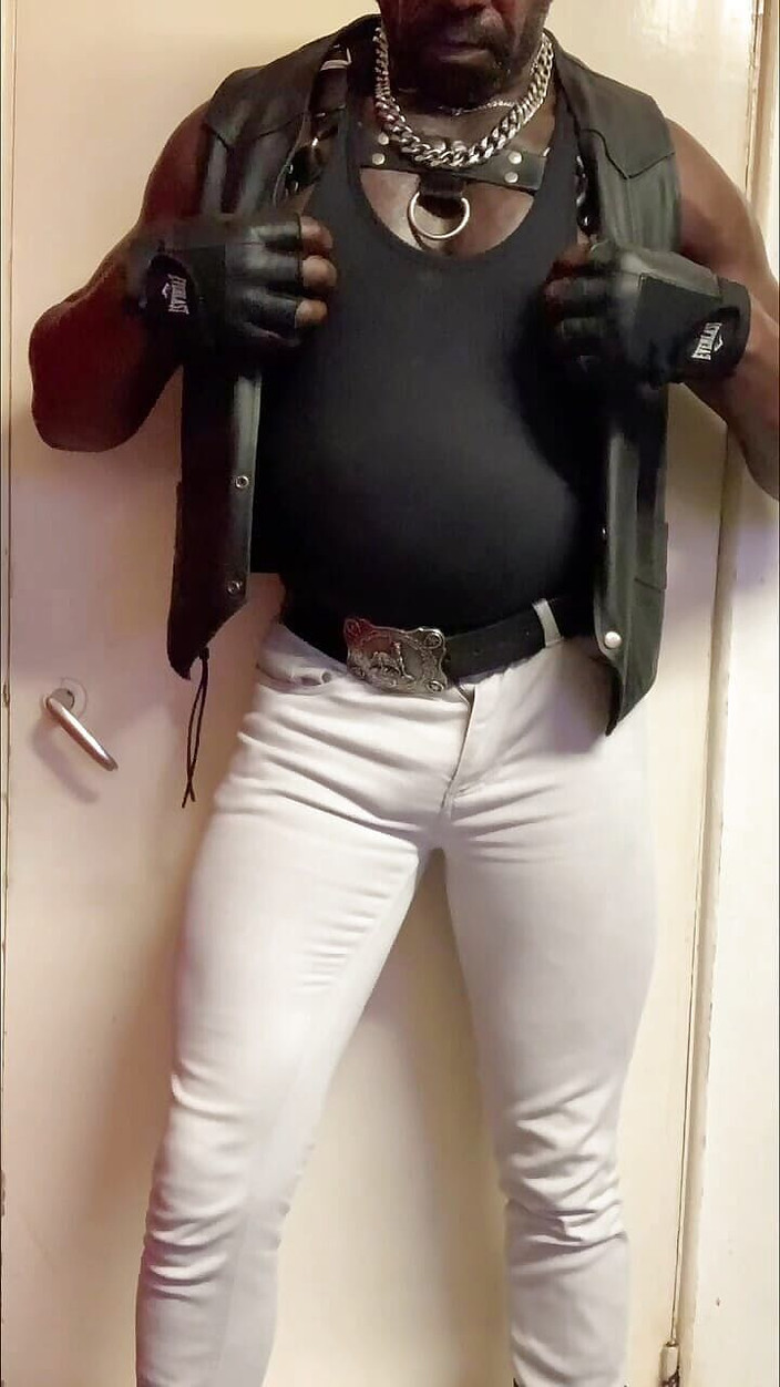 Black smoking muscle stepdad: Kontol berotot hitam &amp; toket cewek ini lagi asik mainin g...