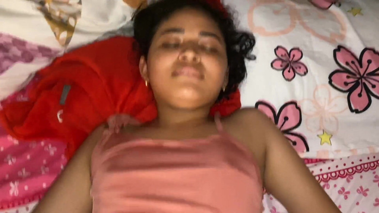 Yohamedi: Studentka przestaje się uczyć, by pieprzyć się ze swoją współlokatorką