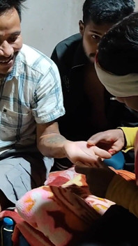 마하라지 바바와 두 대학생의 섹시하고 낭만적 인 독특한 이야기.
