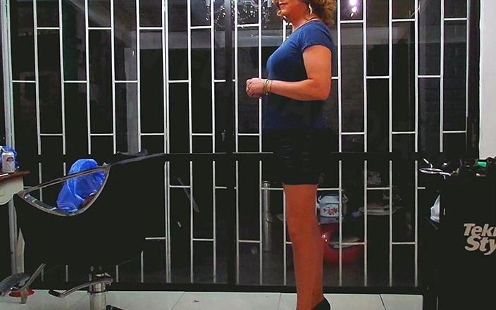 HectorChile1969: Crossdresser Fernanda Gomez v kadeřnictví