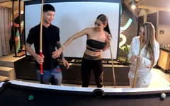 Bilardo masasında iki inanılmaz latinle üçlü seks