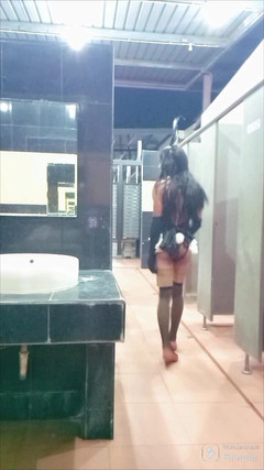 Menaiisd: Převlékání králíka na veřejných toaletách