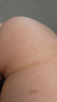 Urmărește-mă cum îmi frec pizda cu un vibrator până la orgasm