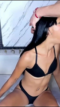 Sesi sepong kontol bareng dua sahabat cewek semok latina