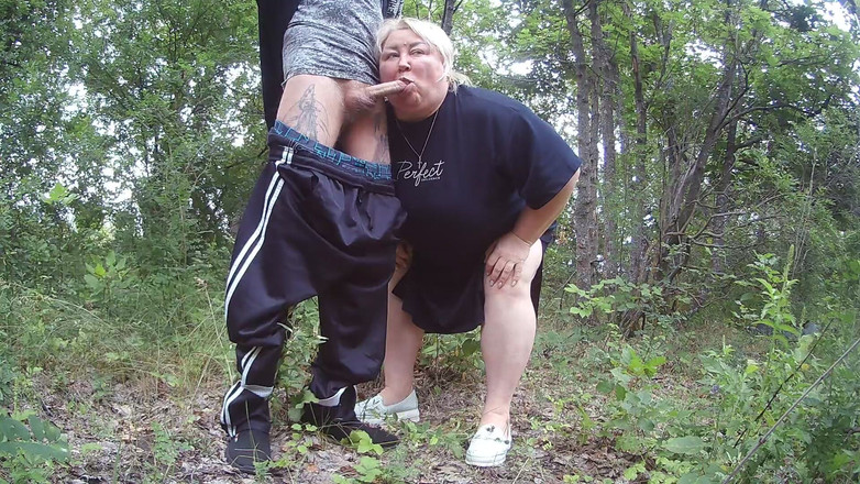 Zona901: Styvmamma suger min kuk i en park och sväljer het...