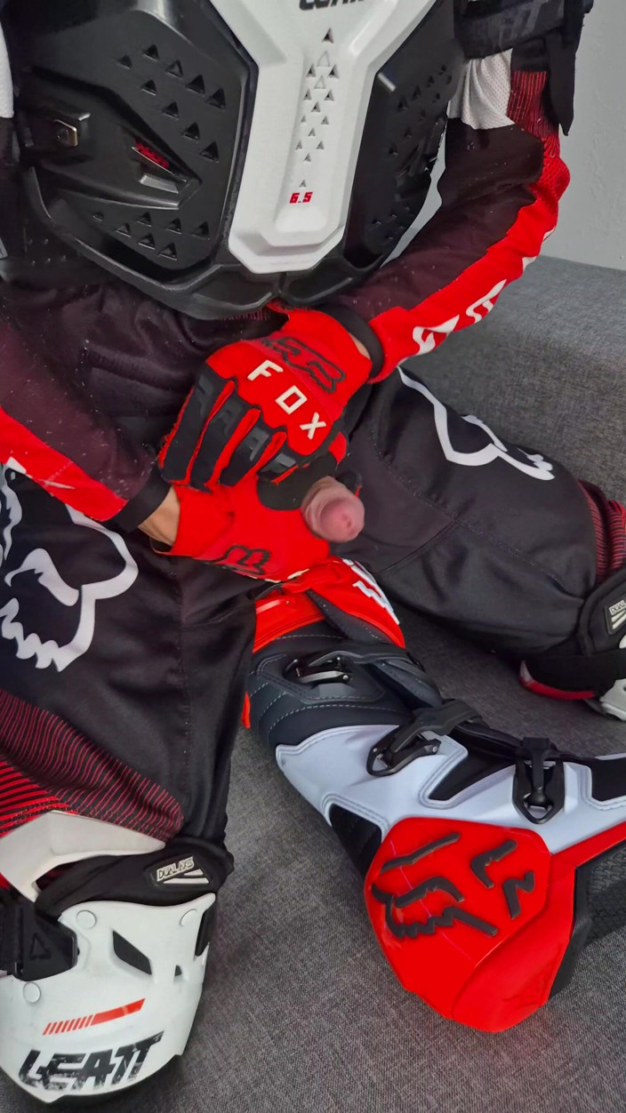 Sneakersmax98: Um motociclista muito animado marcou suas novas botas de raposa