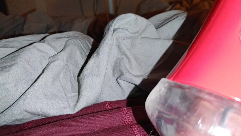 Bareboybreeder: Pappa knullar en ny onani medan pojkvännen vilar bredvid.