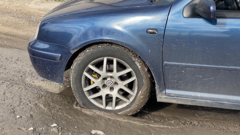 HotPrincessUA: Auto uvízlá v bahně: Zoufalá masturbace, nedbalé kouření a veřejný...