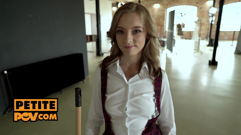 Petite POV: Rusoaica minionă înfometată de spermă Lily Ray adoră să înșele