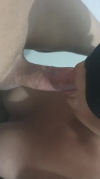 Ça lui permet de me sucer la bite, la pute de mon ex