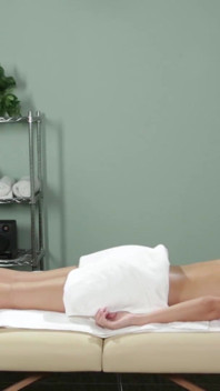 Liten och tight brud får sin första lesbiska massage