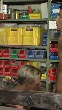 Chicos en el trabajo en un trío caliente