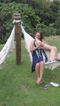 Blondine und brünette lecken und riechen zehen und sohlen in der sexy fussanbetung