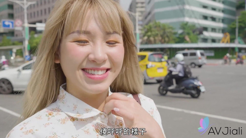 AV Jiali: Lina a její nový přítel tráví den doma zkoumáním toho,...