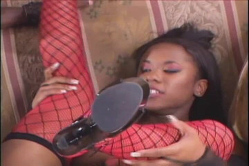 Hot Girlz: Černá Afričanka s obrovským černým ptákem šuká kočičku