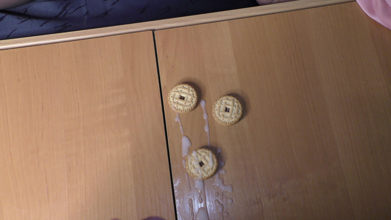 Milky Mari: La moglie traditrice con grandi tette mangia biscotti coperti di...