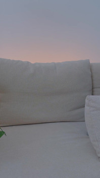 Mollige MILF reitet ein kissen im wohnzimmer