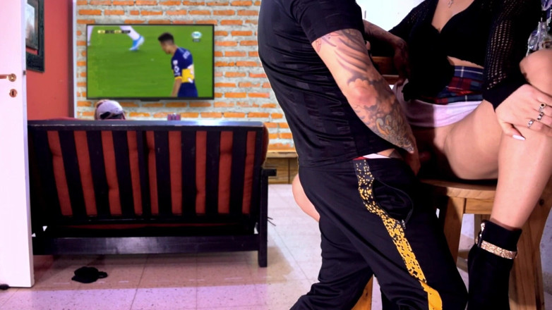 LadyRoma: Mein mann beobachtet das fußballspiel, während ich mit seinem besten...