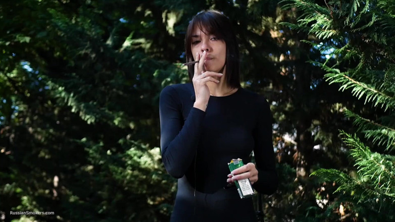 Russian Smokers: pyari kaamuk roosi sundri aautdor sigret pi rahi hai