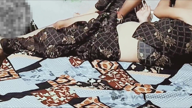 Pinki Bhabhi 69: De vriend van mijn man kwam thuis en neukte me