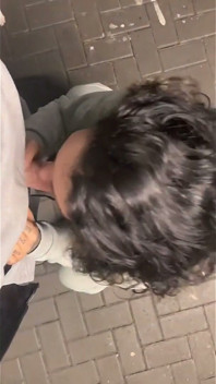 Tätowierte MILF beim schwanzlutschen im freien erwischt