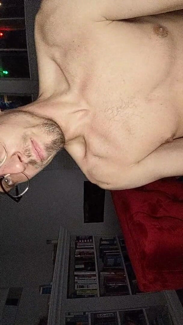 Sexy possum: 아래층에서 평화로이 딸딸이를 시도하고, 소리를 계속 듣고, 아빠에게 잡힌 Gegt
