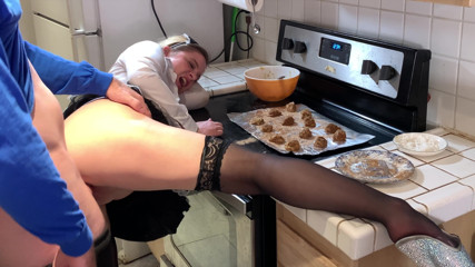 Erin Electra: Pokojówka bierze twardego kutasa w kuchni
