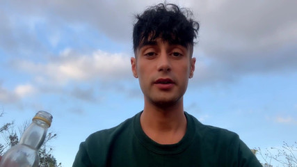 Idmir Sugary: 子男孩的任务 - 在户外吃你主人的瓶子里的精液