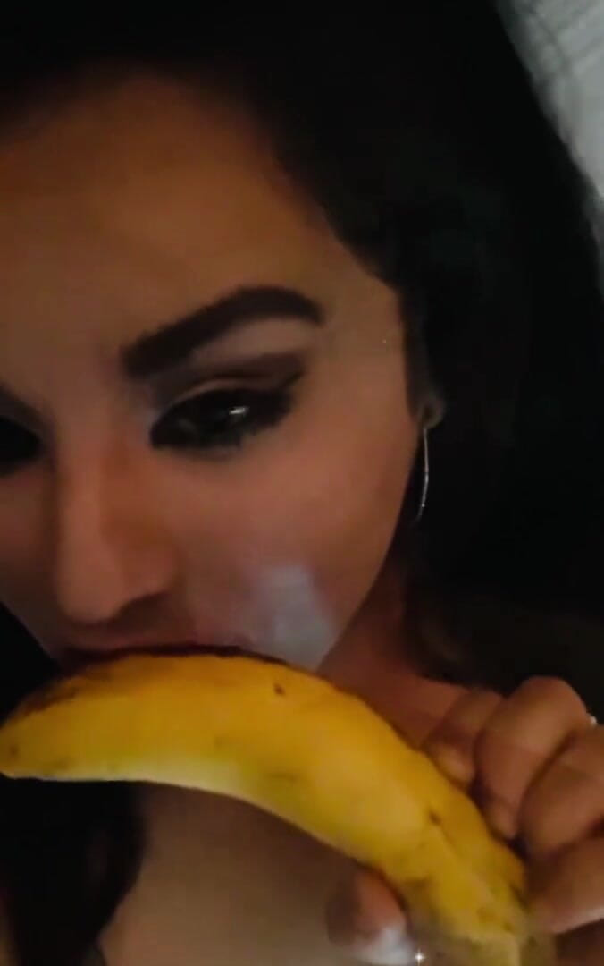 Miss Madii: Deep throat banana blow job