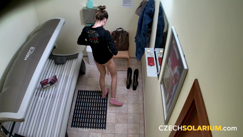 Czech Solarium: Tsjechisch Solarium 44: slanke jonge vrouw pronkt naakt in het solarium