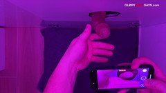 GLORYHOLEGAYS: 23歳のイットオタクは仕事の後に忍び込みます - そしてひねくれた支配者に変わります
