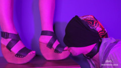 Mistress Legs: Lízání bosých nohou a šlapání jazyka