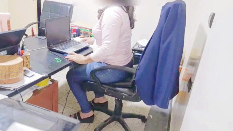 BBW LATINA: 나는 마침내 내 사무실 1부에서 나를 따먹을 동료를 얻었다.