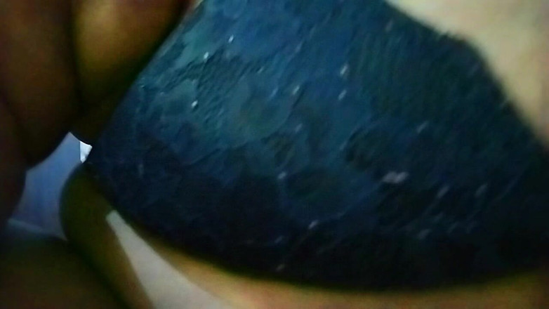 Aria Mia: 성적 욕망을 느낄 때, 전화로 아내와 이야기하면서 자위