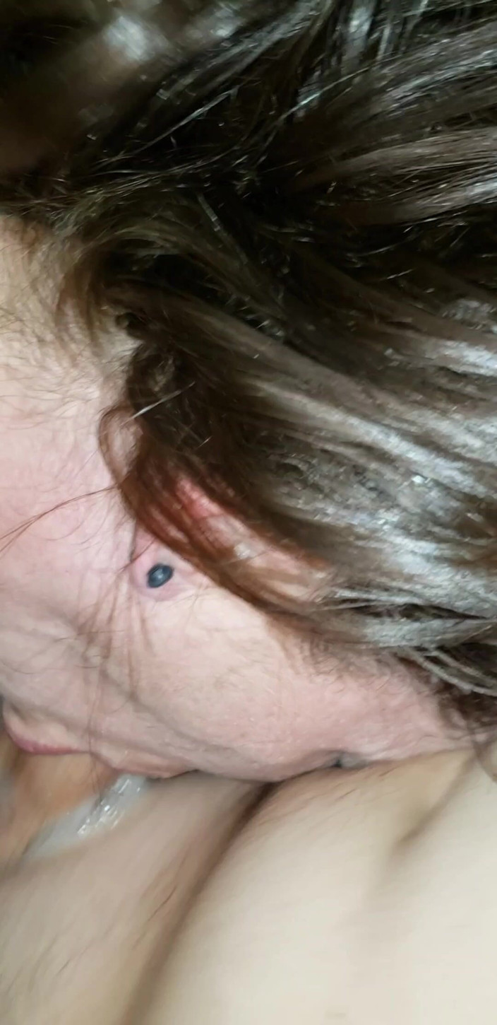 SaydeeMiles: Sexy slet geeft natte pijpbeurt
