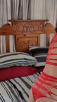 Un mari rentre chez lui avec une chatte mouillée et une gorge profonde