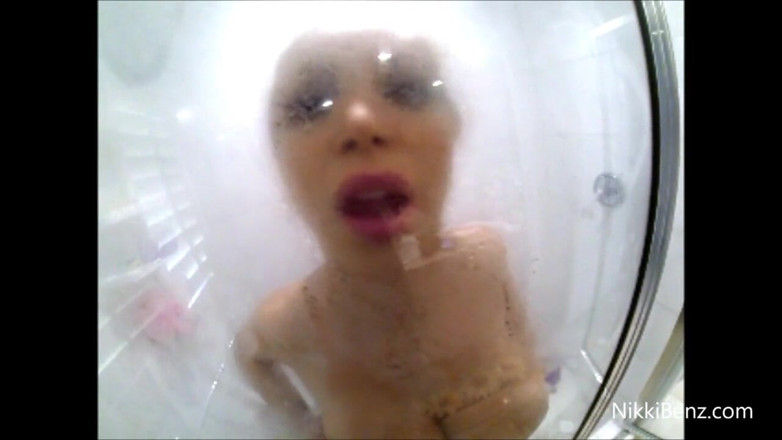 Nikki Benz: Sexy Nikki Benz poesje plezier onder de douche!!