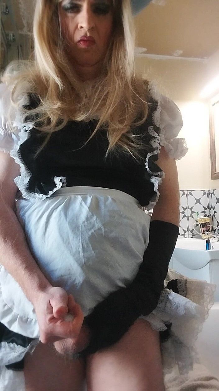 Cindy Belfast: Naughty Sissy-maid Cums on Duty
