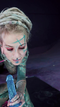 Twój trippy hippie bawi się pippie i dildo analnym
