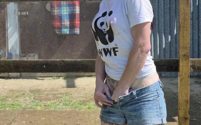 Demelza: Våt T-shirt speltid- svalkande under en kall utomhusdusch