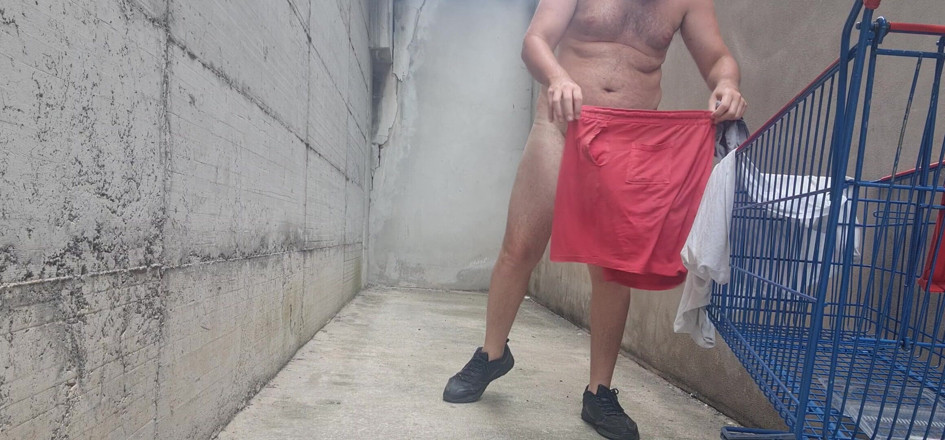 Mirko2589: Naked Inside a Supermarket Parking Lot