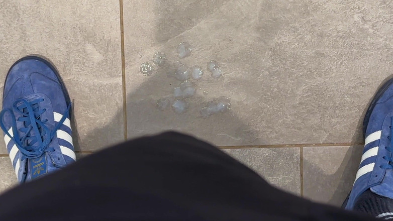 NakedFoxx: 내 친구가 바쁜 슈퍼마켓에서 내 딸딸이와 사정을 지켜봤어