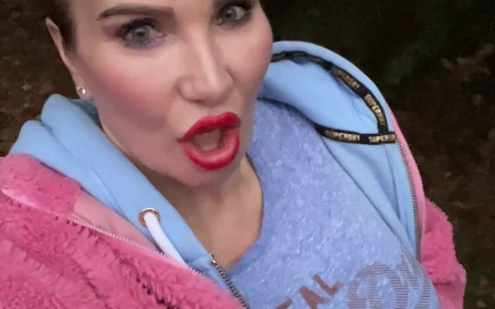 Sophie James: Pinkeln im park, muschi