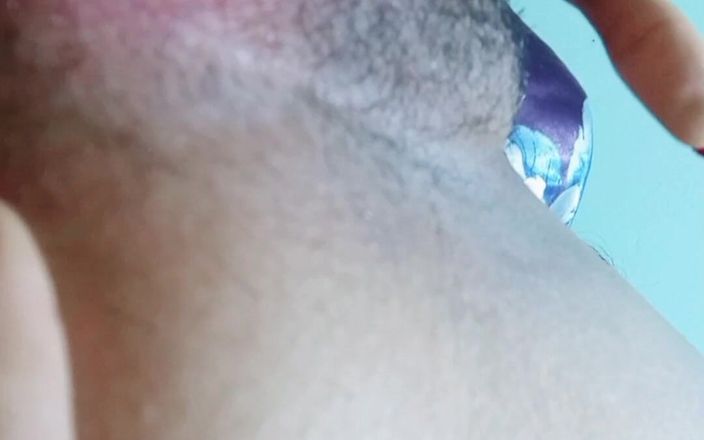 KittyGold: Antes de salir, quiere mojar su coño un poco pensando...