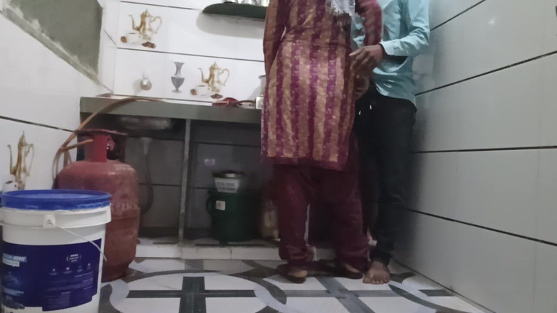 Bhabhi UP: Sąsiad po raz pierwszy wszedł do kuchni