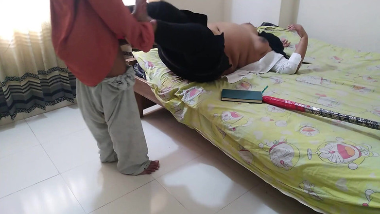 Aria Mia: Cikgu perempuan dikongkek oleh pelajar di dalam bilik semasa tunjuk...